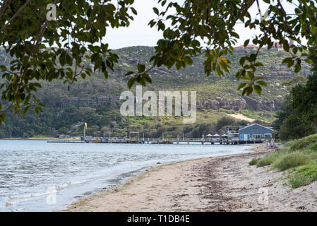 Guardando a nord lungo il lato Pittwater di Palm Beach a Sydney verso la barca capannone, mare piano wharf e Barrenjoey promontorio in background Foto Stock