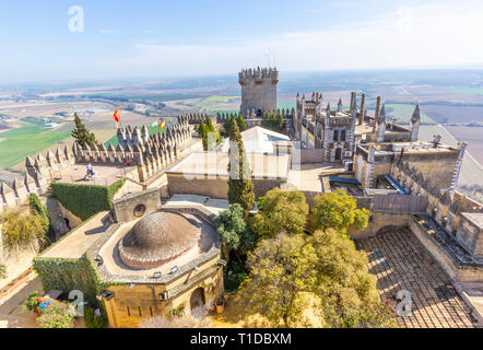 Il Castello di Almodovar del Rio, in provincia di Cordoba, Andalusia, Spagna. Questa fortezza di origine araba, apparteneva al Califato di Cordoba Foto Stock