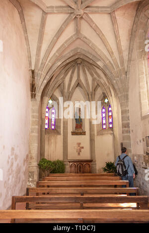 Chapelle Notre Dame de la Santé, Carcasonne, Aude, Occitanie, Francia. La piccola cappella situata all'ingresso del Pont Vieux attraversando il fiume Aude Foto Stock