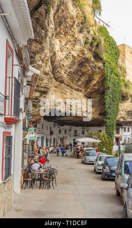 A Setenil de las Bodegas, Cádiz, Spagna, famoso per le sue abitazioni costruite nella roccia strapiomba al di sopra del Río Guadalporcún. Foto Stock