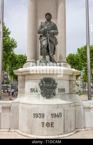 Narbonne, regione Occitanie, Francia. War Memorial statua ai caduti nella Prima Guerra Mondiale e la Seconda Guerra Mondiale. La scultura di Yvonne Gisclard-Cau. Foto Stock