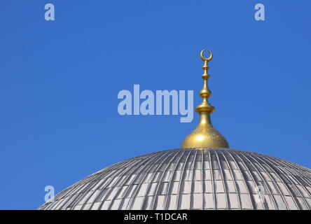 La cupola della moschea con la Mezzaluna simbolo contro il cielo blu Foto Stock