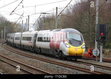 Classe 390 Vergine Costa Ovest Pendolino UEM, unità numero 390 008, avvicinando Lancaster stazione ferroviaria sulla linea principale della costa occidentale il 21 marzo 2019. Foto Stock