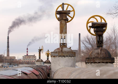 BAIKONUR - Gas e tubi di acqua sono in esecuzione al di sopra del suolo in russo il somministrato città di Baikonur. Foto Stock