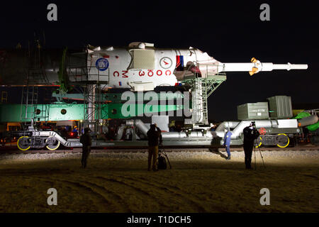BAIKONUR - il razzo Soyuz MS-03 è beeing laminati fuori dell'assembly hall 112 per il trasporto al Gagarin avvia Launchpad al mattino presto Foto Stock