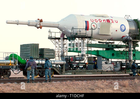 BAIKONUR - il razzo Soyuz MS-03 è beeing laminati fuori dal treno per il Gagarin avvia Launchpad lunedì. Sarà lanciato il venerdì mattina. Foto Stock