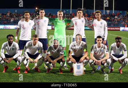 Inghilterra (da sinistra a destra, dalla parte anteriore a quella posteriore) Kyle Walker, Michael Keane, portiere Giordania Pickford, Harry Maguire, Dele Alli, Danny Rose, Ross Barkley, Raheem Sterling, Harry Kane, Declan riso e Callum Hudson-Odoi prima di kick-off durante UEFA EURO 2020 qualifica, Gruppo a corrispondere a Podgorica City Stadium. Foto Stock