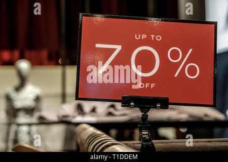 70% di sconto sul prezzo di vendita segno, in un high street shop Foto Stock