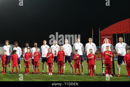 L'Inghilterra del dele Alli, Callum Hudson-Odoi, Danny Rose, Raheem Sterling, Ross Barkley, Kyle Walker, Declan Riso, Harry Maguire, Michael Keane, portiere Giordania Pickford e Harry Kane prima di kick-off durante UEFA EURO 2020 qualifica, Gruppo a corrispondere a Podgorica City Stadium. Foto Stock