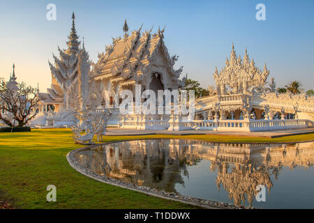 Tempio di bianco in Chiang Rai (Wat Rong Khun) Foto Stock