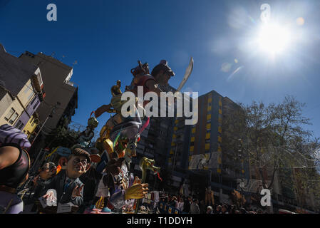 Fallas. Le figure di alcuni dei monumenti 'Falleros' feste tradizionali della città di Valencia (Spagna). fire, luce, persone, monumenti. Foto Stock