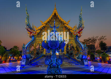 Tempio Azzurro al tramonto (Wat Rong Suea dieci) Foto Stock