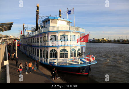 Battello a vapore a Jetty Pier Landungsbrücken, dal porto di Amburgo, Germania, Europa Foto Stock