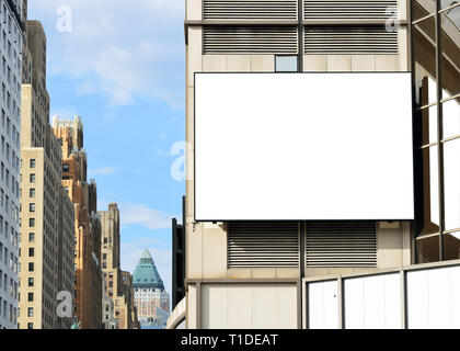 Tabellone a parete di edificio moderno. I tracciati di ritaglio incluso per uno spazio pubblicitario e la sua riflessione Foto Stock