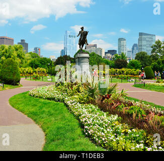 Boston Public Garden in estate. Giardini Paesaggistici, statua di Washington e dello skyline della città in background Foto Stock