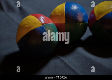 Colorato juggling balls, close-up Foto Stock