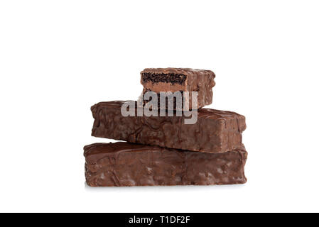 Pila di crema di cioccolato riempita bar torte su bianco Foto Stock