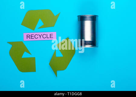 Concetto di riciclo che mostra il verde del logo di riciclo con recyle & lattine su uno sfondo blu Foto Stock