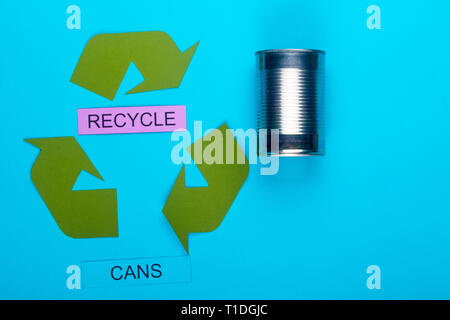 Concetto di riciclo che mostra il verde del logo di riciclo con recyle & lattine su uno sfondo blu Foto Stock