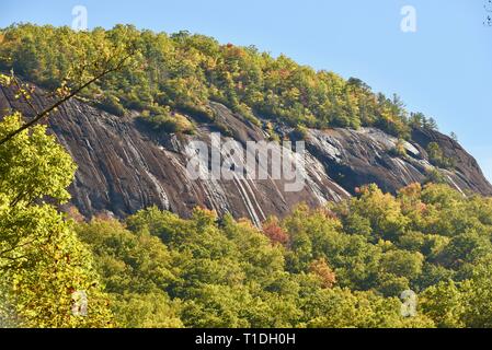 Percorsi escursionistici affioramenti rocciosi e foreste e boschi di Giovanni Rock in autunno, Pisgah National Forest, North Carolina, STATI UNITI D'AMERICA Foto Stock