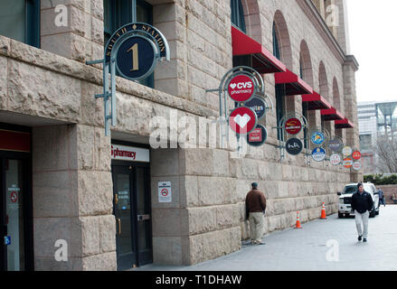 Segni al di fuori del sud della stazione per CVS e i vari food court ristoranti a Boston, Massachusetts, STATI UNITI D'AMERICA Foto Stock