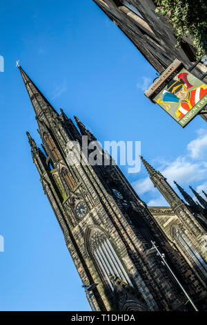 Il mozzo (ex chiesa) e pub segno, Royal Mile di Edimburgo, Scozia, Regno Unito Foto Stock