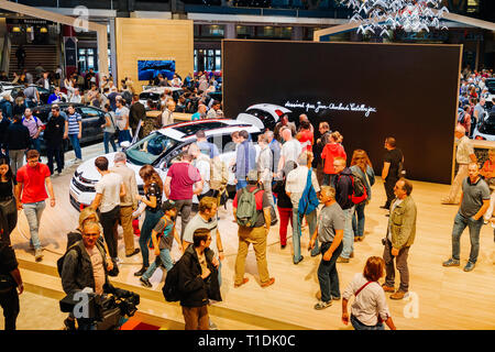 Parigi, Francia - Ott 4, 2018: vista aerea di clienti e curiosi ammirando il nuovo lusso Citroen C3 a International car exhibition Mondial Motor Show di Parigi, modello prodotto vettura francese maker Foto Stock