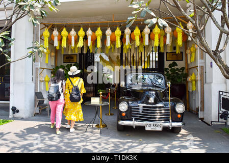 Turisti asiatici entrando in un hotel di Chiang Mai Foto Stock