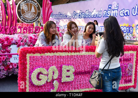 Ragazze asiatiche in posa durante il festival dei fiori in Chiang Mai Foto Stock