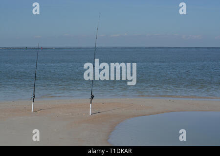 Poli di pesca su Fernandina Beach, Cumberland Sound, Fort Clinch del Parco Statale di Nassau County, Florida USA Foto Stock