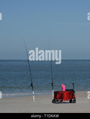 Poli di pesca su Fernandina Beach, Cumberland Sound, Fort Clinch del Parco Statale di Nassau County, Florida USA Foto Stock