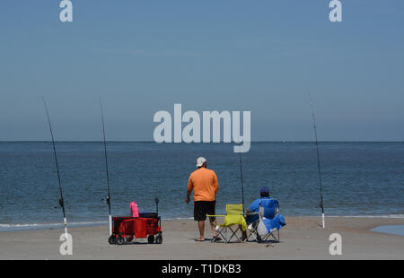 Pesca in Fernandina Beach, Cumberland Sound, Fort Clinch del Parco Statale di Nassau County, Florida USA Foto Stock