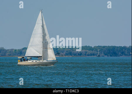 Barca a vela vela su Cumberland Sound. Fernandina Beach, Nassau County, Florida USA Foto Stock