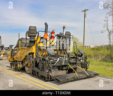 Cat AP100F ruote macchina di pavimentazione o asfaltatura macchina parcheggiata e regime minimo a Montgomery in Alabama, Stati Uniti d'America. Foto Stock