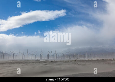 Una tempesta calci fino di sabbia e polvere lungo l'autostrada 111 in California Whitewater vicino a Palm Springs Foto Stock