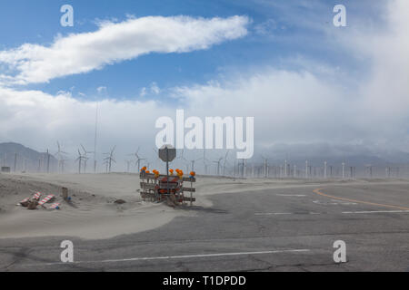 Una tempesta calci fino di sabbia e polvere lungo l'autostrada 111 in California Whitewater vicino a Palm Springs Foto Stock