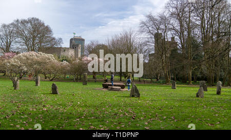 Il moderno Gorsedd cerchio di pietra in Bute Park con il Castello di Cardiff in background, Foto Stock