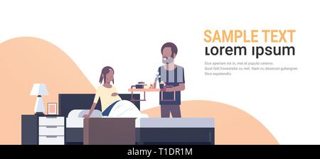 Il marito portando la prima colazione il vassoio per la moglie incinta seduta sul letto uomo che serve cibo felice famiglia americana africana futuri genitori in amore copia orizzontale Illustrazione Vettoriale