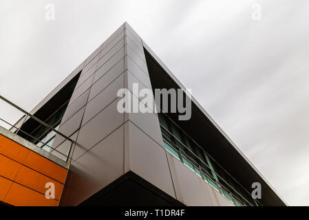 Architettura moderna edificio con facciata ventilata. Vista esterna contro il cielo con copyspace, una lunga esposizione Foto Stock