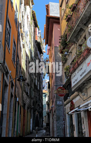 Porto, Portogallo - 4 Marzo 2015: strada stretta da storico di Oporto Foto Stock