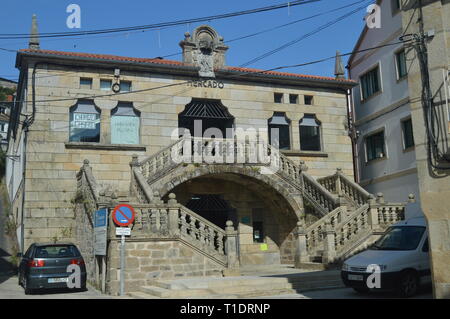 La facciata principale del mercato datata nel decimo secolo nel borgo medievale di pareti. Natura, architettura, storia, street photography. Agosto 19, 20 Foto Stock