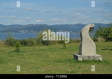 Splendido parco con vista sul mare con un onda di una scultura in Puerto del figlio. Natura, architettura, storia, street photography. Agosto 19, 2014. Porto D Foto Stock