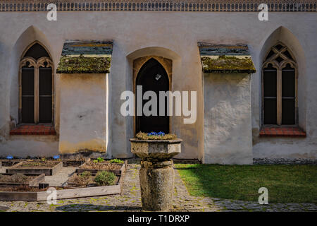 Blaubeuren, Germania - 24 Marzo 2019: il cortile interno del Blaubeuren Abbey (Kloster Blaubeuren) a Blaubeuren, Germania. Foto Stock