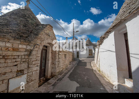 ALBEROBELLO PUGLIA, Italia - Vista di Alberobello i famosi Trulli, il caratteristico cono col tetto case bianche della Valle d'Itria, Puglia Foto Stock