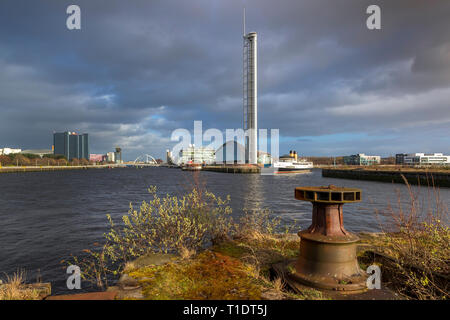 Vista verso est lungo il fiume Clyde verso Pacific Quay con il centro per le scienze e la torre di osservazione e il Waverley e Queen Mary ormeggiata in banchina Foto Stock