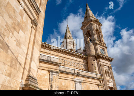 La Basilica Cattedrale dei Santi Cosma e Damiano (Parrocchia Santuario Basilica S.S. Cosma e Damiano). Chiesa in Alberobello Puglia, Italia . Foto Stock