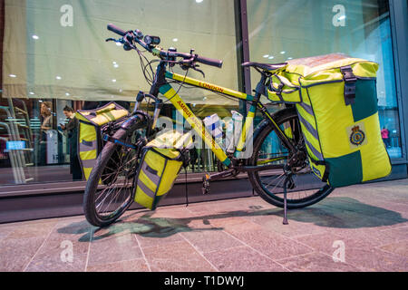 Vista laterale di un paramedico spinta di emergenza bicicletta, costruito su misura bicicletta, kit medico specialista e abbigliamento parcheggiato sul suo supporto bici fuori a Londra o Foto Stock