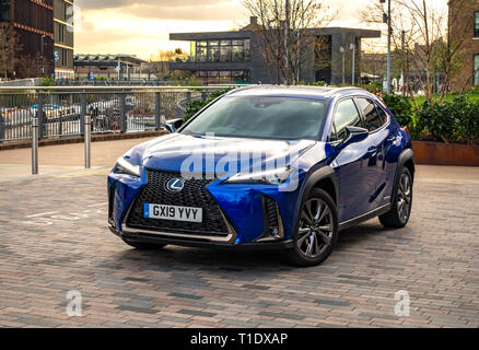 Auto vista frontale di un blu nuovo di zecca rilasciato la Lexus UX Hybrid di alta equitazione soft-roader auto parcheggiate in Kings Cross, London Foto Stock