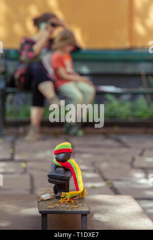 Ferro da stiro il bambino o ragazzo guardando la statua della luna Foto Stock