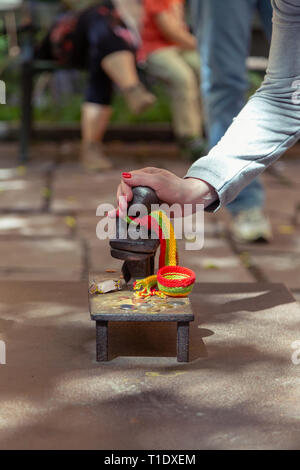 Ferro da stiro il bambino o ragazzo guardando la statua della luna Foto Stock